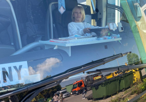 Uczeń sprawdza, jak wygląda miejsce kierowcy w autobusie, zdobywając nowe doświadczenie
