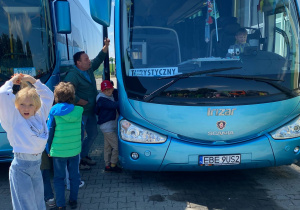 Uczniowie ustawiają się w kolejce, by choć przez chwilę poczuć się jak kierowca autobusu