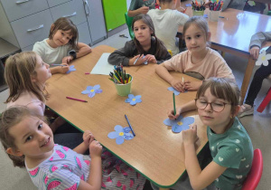 Uczniowie klas I zapisują swoje dobre uczynki.