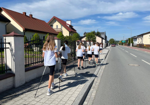 Uczniowie podczas Nordic walkingu w Łękińsku.