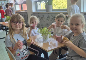 Uczniowie delektują się zdrowymi koktajlami warzywno-owocowymi.