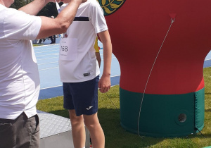 Piotr odbiera medal za bieg na 1000m