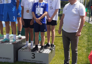 Chłopcy z medalami za bieg w sztafecie szwedzkiej