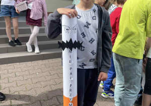 Uczeń kl. 1a z papierosowym stworkiem potworkiem