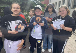 Uczniowie klasy 4b z ulotkami profilaktycznymi