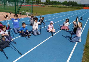 radośni uczniowie po skończonym spacerze i ćwiczeniach z kijami nordic walking