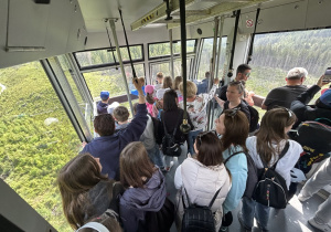Uczestnicy zielonej szkoły w kolei linowej