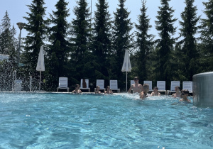 Grupa uczniów na termach