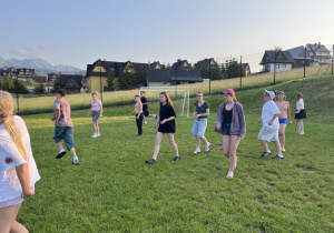Uczniowie podczas zabawy balonowej