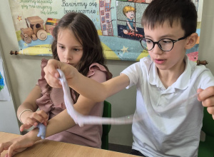 Sensoryka dla Smyka – poznaję świat, bo biegam, skaczę i dotykam!