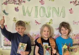 Chłopcy prezentują wykonane wazony sensoryczne.