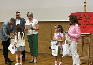 Odbiór nagrody przez Martę Szymak za zajęcie II miejsca.