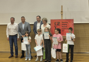 Odbiór nagrody przez Olgę Kudlińską, Lenę Jaros orz Julię Blady.