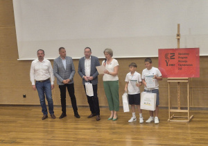 Odbiór nagrody przez Jakuba Kuca i Alana Krawczykowskiego.