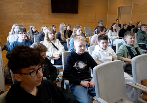 Uczestnicy spotkania autorskiego z Marcinem Przewoźniakiem