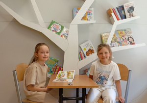 Książki o emocjach można znaleźć na bibliotecznym drzewku