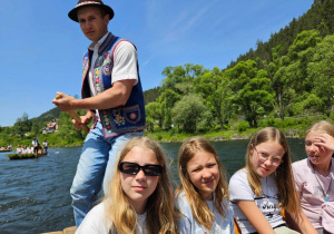 Uczennice na tratwie flisackiej