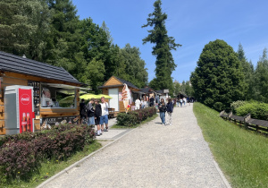 Uczniowie podczas zakupu pamiątek