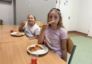 Dziewczynki jedzą pizze