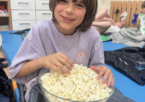 Chłopiec z popcornem podczas oglądania bajki