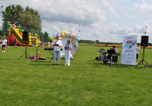 uczniowie prowadzący piknik