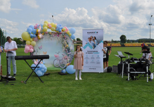 uczennica z klasy 1a śpiewa