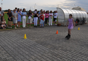 pokaz jazdy na rolkach