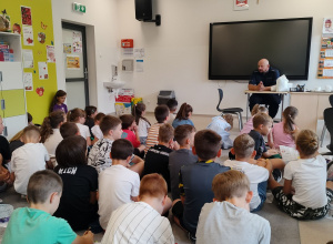 "Bezpieczne wakacje" – spotkanie uczniów klas 1–3 z funkcjonariuszem Policji