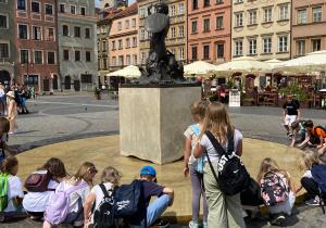 Uczniowie przy Pomniku Syreny Warszawskiej.