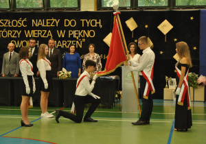 Uroczyste przekazanie sztandaru szkoły uczniom klas siódmych
