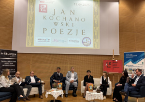 Zaproszeni goście czytają utwory Jana Kochanowskiego.