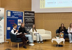 Uczennica kl. 6b czyta.