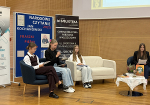 Uczennica kl. 8b czyta.