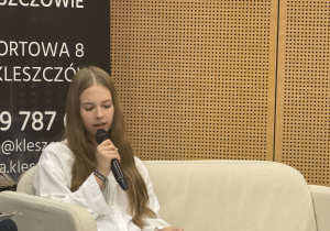 Uczennica kl. 8b czyta.