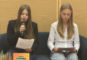 Uczennica kl. 8b czyta.