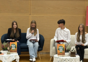 Uczennica kl. 8b czyta.