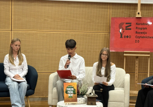 Uczeń kl. 8b czyta.