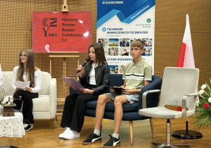 Uczennica kl. 8a czyta.