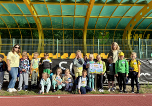 Uczniowie kl. Ia na stadionie gminnym