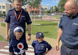 funkcjonariusze policji wraz ze swoimi młodszymi zastępcami