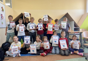 Klasa II a prezentuje dyplomy jakie otrzymała w Dniu Kropki.