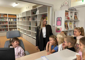 Uczniowie klasy 1a z panią bibliotekarką.