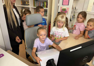 Uczennica 1a w roli bibliotekarki.