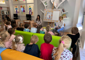Bibliotekarka opowiada uczniom o korzyściach płynących z udziału w programie Bajki - Pomagajki