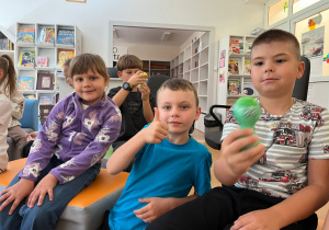 Uczniowie klasy 1a oglądają tuby sensoryczne