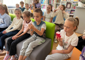 Uczniowie oglądają tuby sensoryczne
