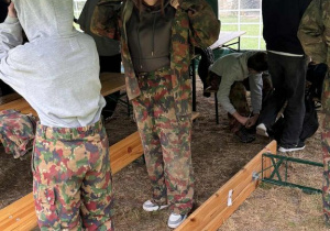 Uczennice zakładają specjalne stroje na paintball