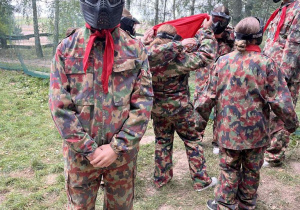 Uczeń w masce na paintball