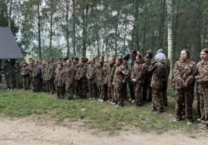Uczniowie słuchają regulaminu gry