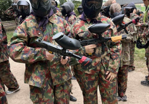 Uczennice w maskach trzymające markery paintballowe